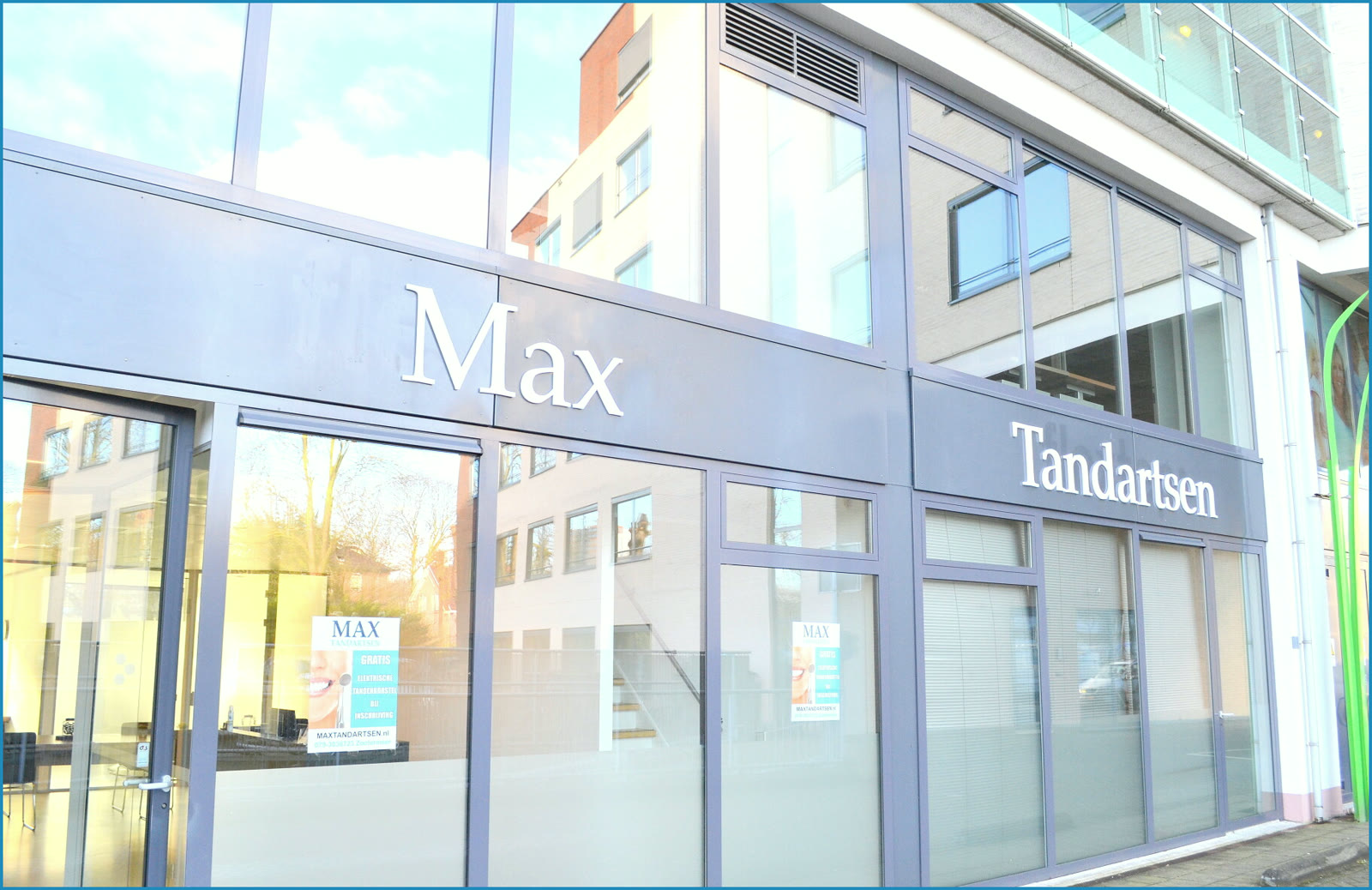 De gevel en ingang van MAX Tandartsen aan de J.L. van Rijweg in Zoetermeer